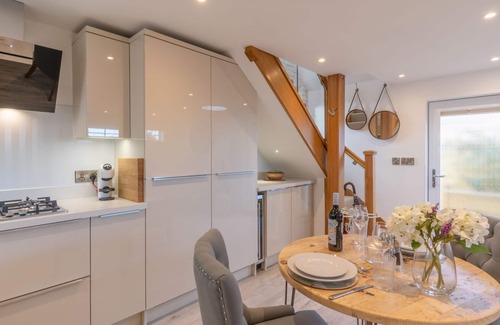 Gotherington Cottage | Hillview Hideaway - sleeps 2 guests in 1 bedroom