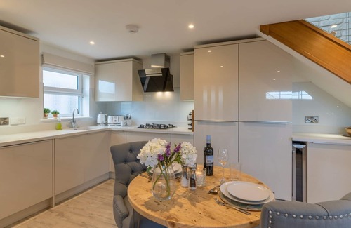Gotherington Cottage | Hillview Hideaway - sleeps 2 guests in 1 bedroom