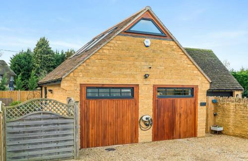 Gotherington House | Hillview Hideaway with Hot Tub