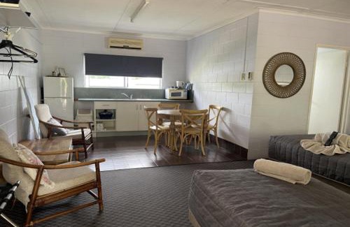 Richmond Hill Hotel | Hillview Motel Charters Towers QLD
