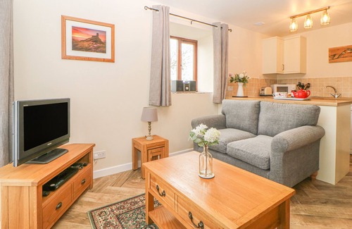 Morwellham Cottage | HILLY FIELD BARN, pet friendly, with a garden in Yelverton