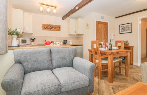 Morwellham Cottage | HILLY FIELD BARN, pet friendly, with a garden in Yelverton
