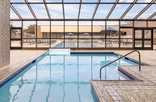 North Arlington Hotel | Hilton Arlington