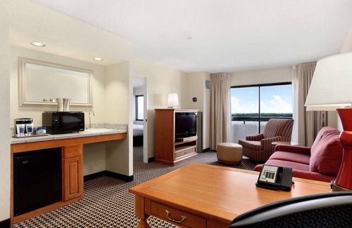 Oakbrook Terrace Hotel | Hilton Chicago/Oak Brook Suites