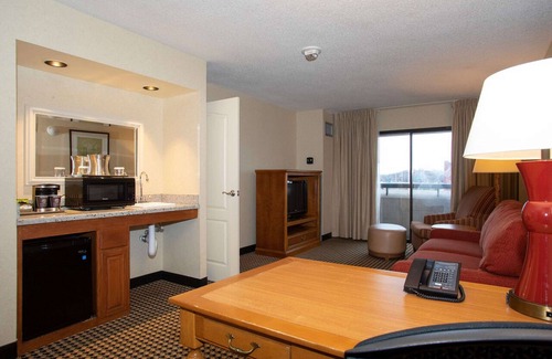 Oakbrook Terrace Hotel | Hilton Chicago/Oak Brook Suites