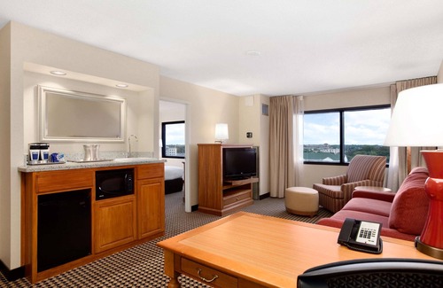 Oakbrook Terrace Hotel | Hilton Chicago/Oak Brook Suites