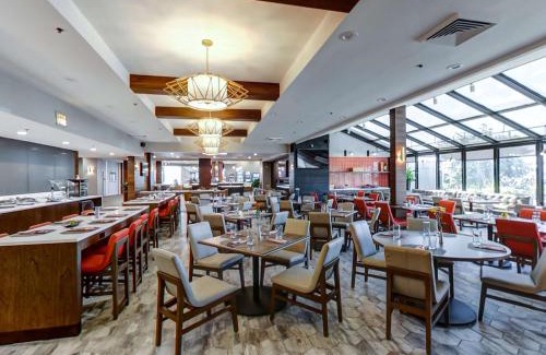Oak Lawn Hotel | Hilton Chicago/Oak Lawn