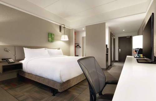East Village Hotel | Hilton Garden Inn Calgary Downtown