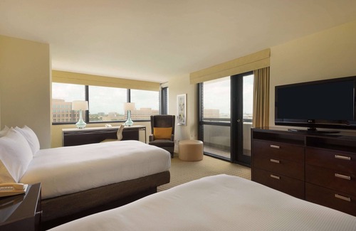 Ludlam Hotel | Hilton Miami Airport Blue Lagoon