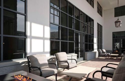 Kenner - Louis Armstrong International Airport Hotel | Hilton New Orleans Airport