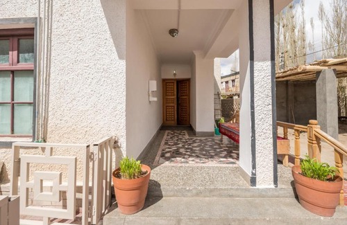 Leh House | Himalayan Jewel villa Private room w garden by Roamhome