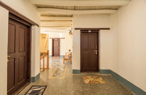 Leh House | Himalayan Jewel villa Private room w garden by Roamhome