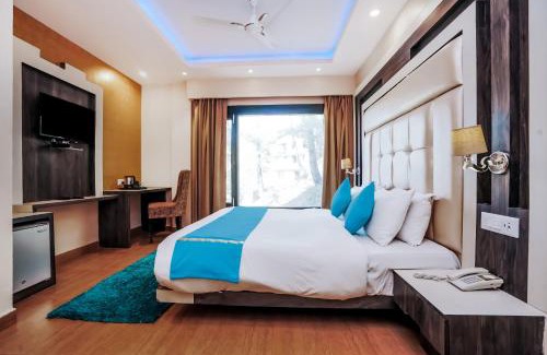 Shimla Hotel | Himalayan Mountain and Valley View - Garden with bonefire - Ample Parking - Luxury Balcony rooms -by Aachman Stays! Mashobra
