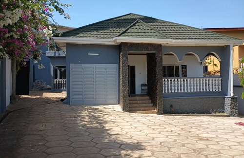 Waterloo House | HIMMA'S 3-bedroom Luxury Family House with strong WIFI.