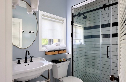 Wailuku Bed & Breakfast | Hinano Suite | Historic Maui Inn + Chef’s Breakfast