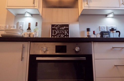 Hinckley Apartment | Hinckley Centre, Convenient, Secure Parking, close to hospital and station