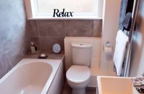 Hinckley Apartment | Hinckley Centre, Convenient, Secure Parking, close to hospital and station