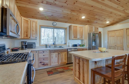 Hines Cabin | Hines Vacation Rental w/Grill: Walk to Lake!