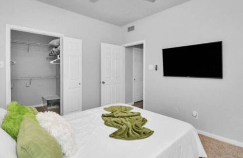 Central Southwest Apartment | Hint of Green 1/1 Near Medical Center Gym Pool