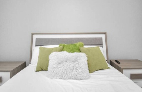 Central Southwest Apartment | Hint of Green 1/1 Near Medical Center Gym Pool