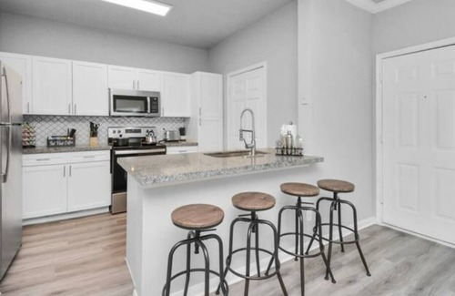 Central Southwest Apartment | Hint of Green 1/1 Near Medical Center Gym Pool