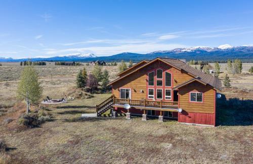 Island Park House | Hint of Heaven by KABINO HotTub Air Hockey Firepit Fishing Trails Yellowstone Free WiFi