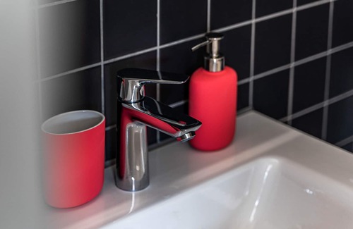 St. Gallen Apartment | ★hip 1 BR- Apartment with Netflix "modern red"★