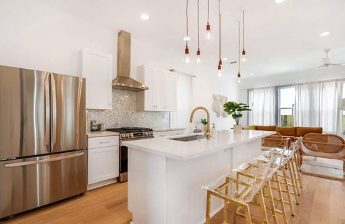 Faubourg Lafayette House | Hip Art Filled Uptown Oasis w/Heated Pool +Parking