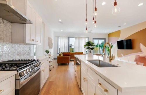 Faubourg Lafayette House | Hip Art Filled Uptown Oasis w/Heated Pool +Parking