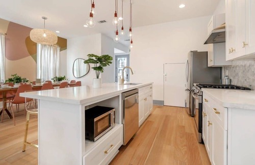 Faubourg Lafayette House | Hip Art Filled Uptown Oasis w/Heated Pool +Parking