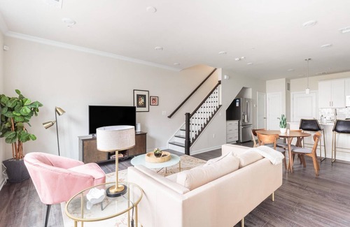 Ashburn House | Hip Ashburn 3BR w/W/D, nr Airport & National Park, by Blueground