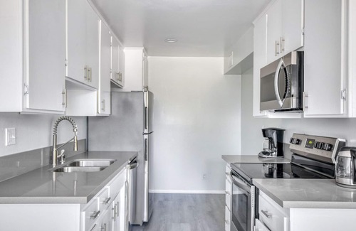 Beverly Grove Apartment | Hip Beverly Hills 2BR near The Grove + Rodeo shopping, by Blueground