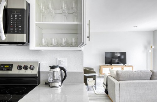 Beverly Grove Apartment | Hip Beverly Hills 2BR near The Grove + Rodeo shopping, by Blueground
