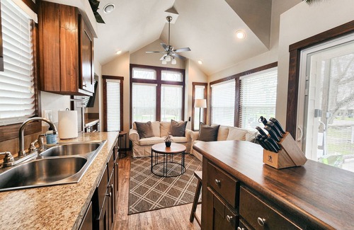 Staples Cabin | Hip Cabin w/Deck by San Marcos River!