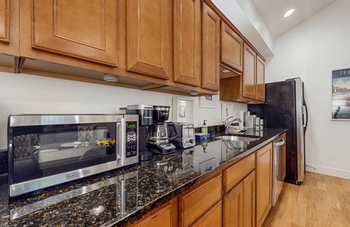 Saugatuck Condo | Hip, Cozy Garden & Lakeview Home w/Kitchenette, Furnished Patio, Great Location