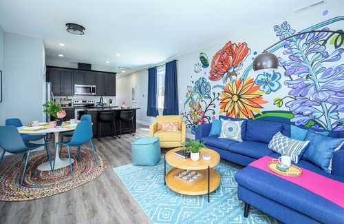 Carlton House | Hip-Downtown Carlton Townhouse #2, Steps to Tasting, Hot-Tub, BBQ, Dog-Friendly