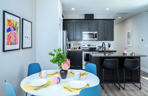 Carlton House | Hip-Downtown Carlton Townhouse #2, Steps to Tasting, Hot-Tub, BBQ, Dog-Friendly