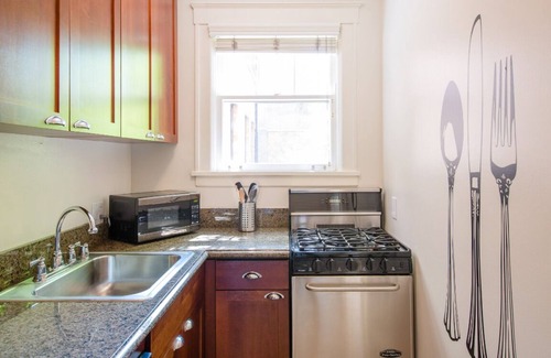 Belltown Condo | Hip Flat. Iconic Downtown. Walk to Pike Place Market.