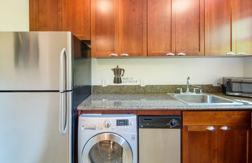Belltown Condo | Hip Flat. Iconic Downtown. Walk to Pike Place Market.