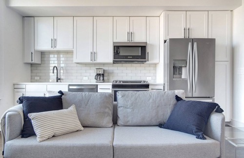 Civic Center Apartment | Hip Golden Triangle Studio w/ Gym & Pool near Capitol Hill, by Blueground