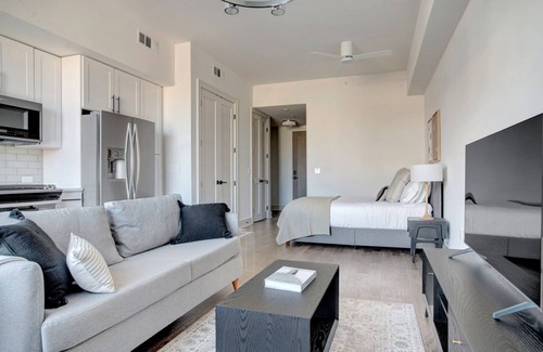 Civic Center Apartment | Hip Golden Triangle Studio w/ Gym & Pool near Capitol Hill, by Blueground