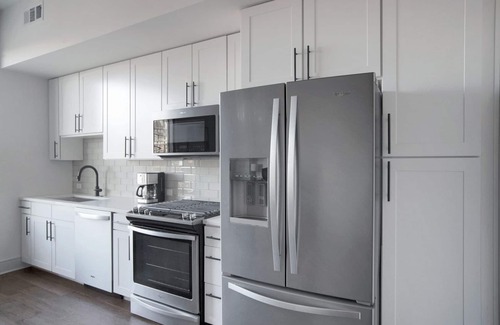 Civic Center Apartment | Hip Golden Triangle Studio w/ Gym & Pool near Capitol Hill, by Blueground