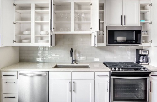 Civic Center Apartment | Hip Golden Triangle Studio w/ Gym & Pool, next to park, by Blueground