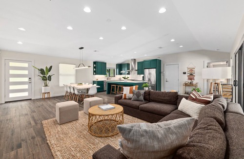 Riverside House | ✫Hip Haven - HUGE POOL 1 Mi from SoCo & Downtown✫