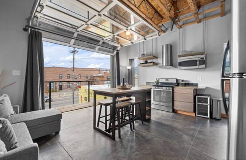 Butte House | Hip Loft with Garage Parking