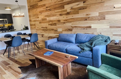 Mammoth Lakes Condo | Hip Modern Cabin in The Village