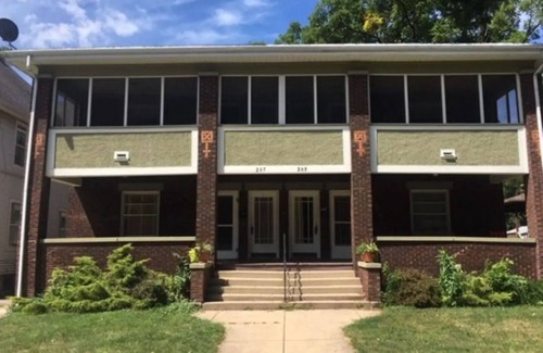 Rockford Apartment | Hip-N-Colorful Prospect Near Swedish American Hospital Hello Nurses/Doctors