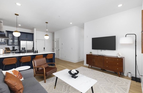Cleveland Park House | Hip New Condo near Broadway, Trendy Area - 5 Beds!