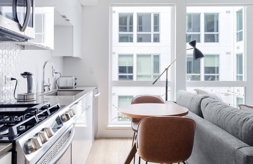 Lakeside Apartment | Hip Oakland Studio w/AC, W/D, Gym, Coworking, near BART, by Blueground