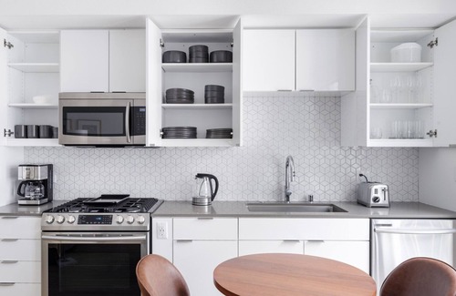 Lakeside Apartment | Hip Oakland Studio w/AC, W/D, Gym, Coworking, near BART, by Blueground